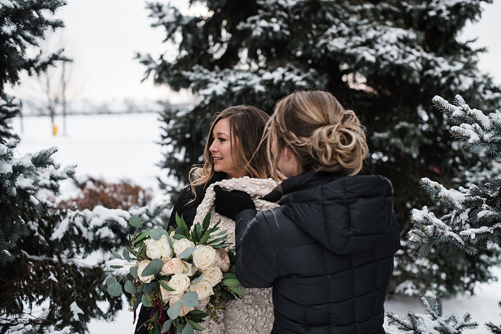 Bridesmaid keeps bride warm during her first look with her groom 