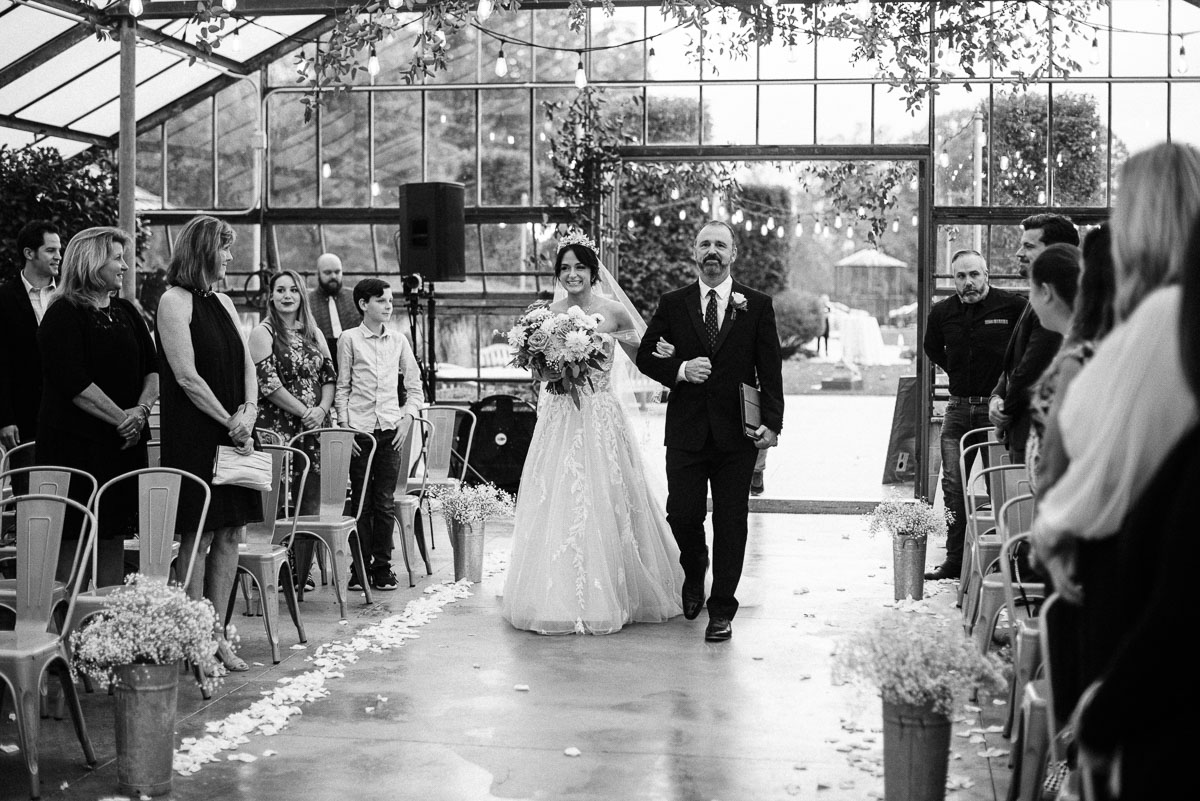 Father walks bride down the aisle at Oak Grove wedding venue in Westerville, Ohio