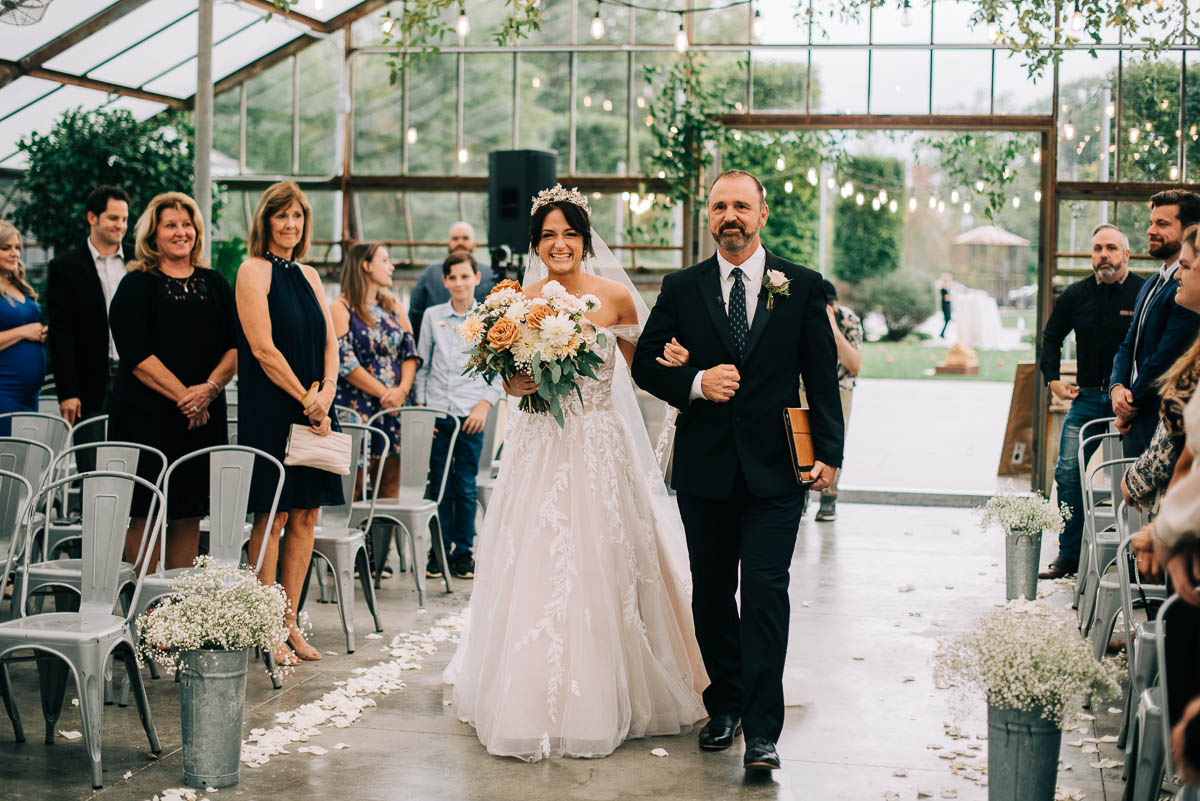 Father walks bride down the aisle at Oak Grove wedding venue in Westerville, Ohio