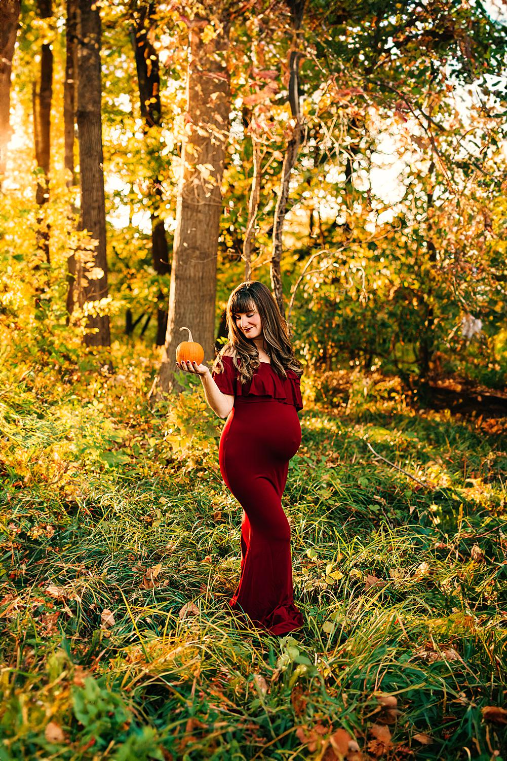 Maternity photographer documents expectant mother at Inniswood Garden in Westerville during peak foliage