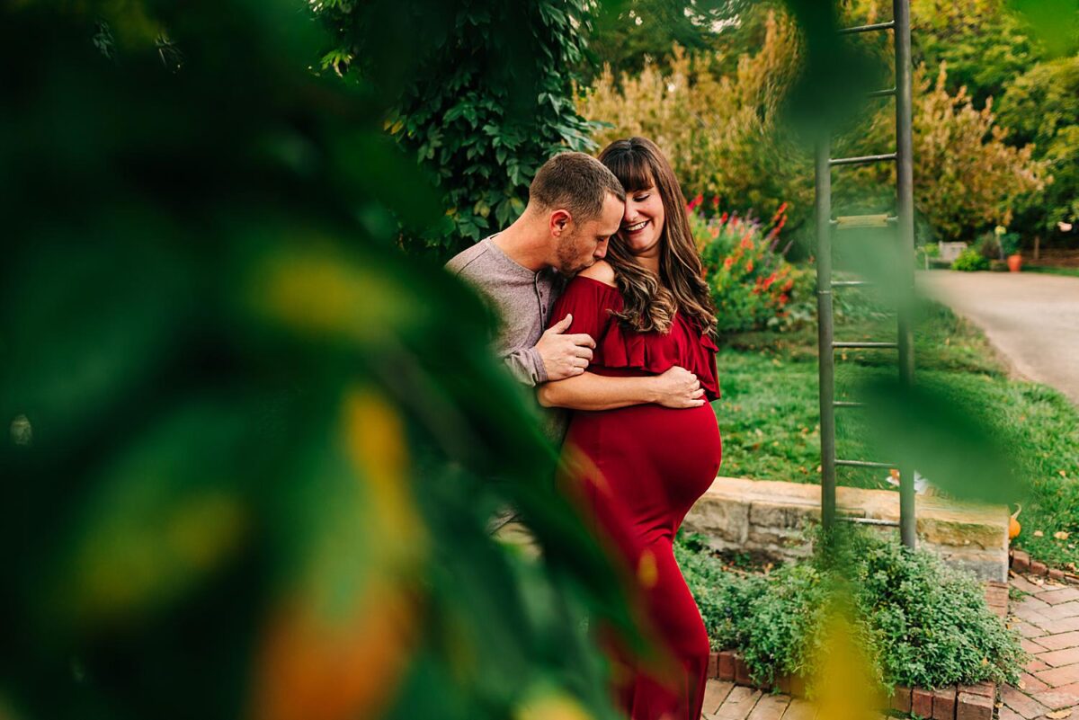 Maternity photographer documents expectant couple at Inniswood Garden in Westerville