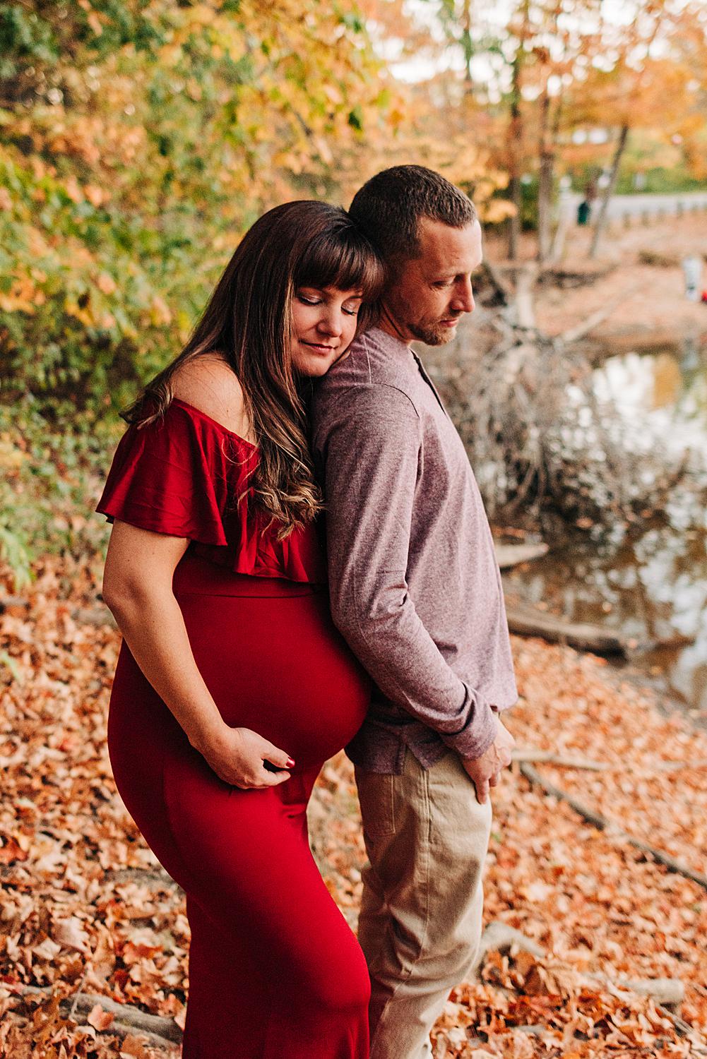 Maternity photographer captures a quiet moment between to be parents