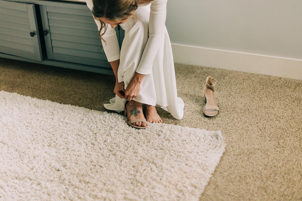 The bride puts her shoes on 